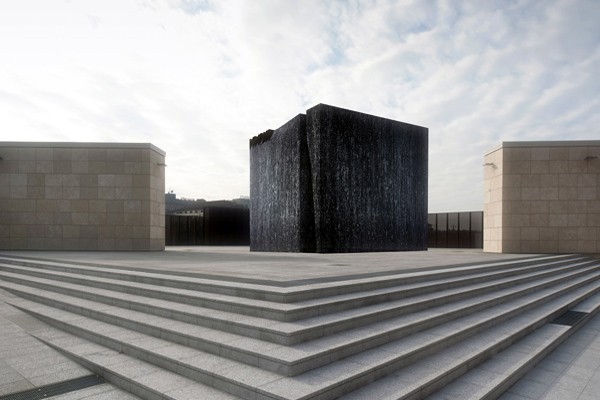 &ldquo;L'ABBRACCIO DELL'INQUIETUDINE&rdquo;